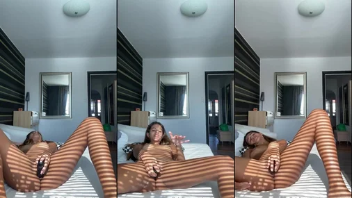 Die Dänin PrettyVanessa beim Masturbieren
