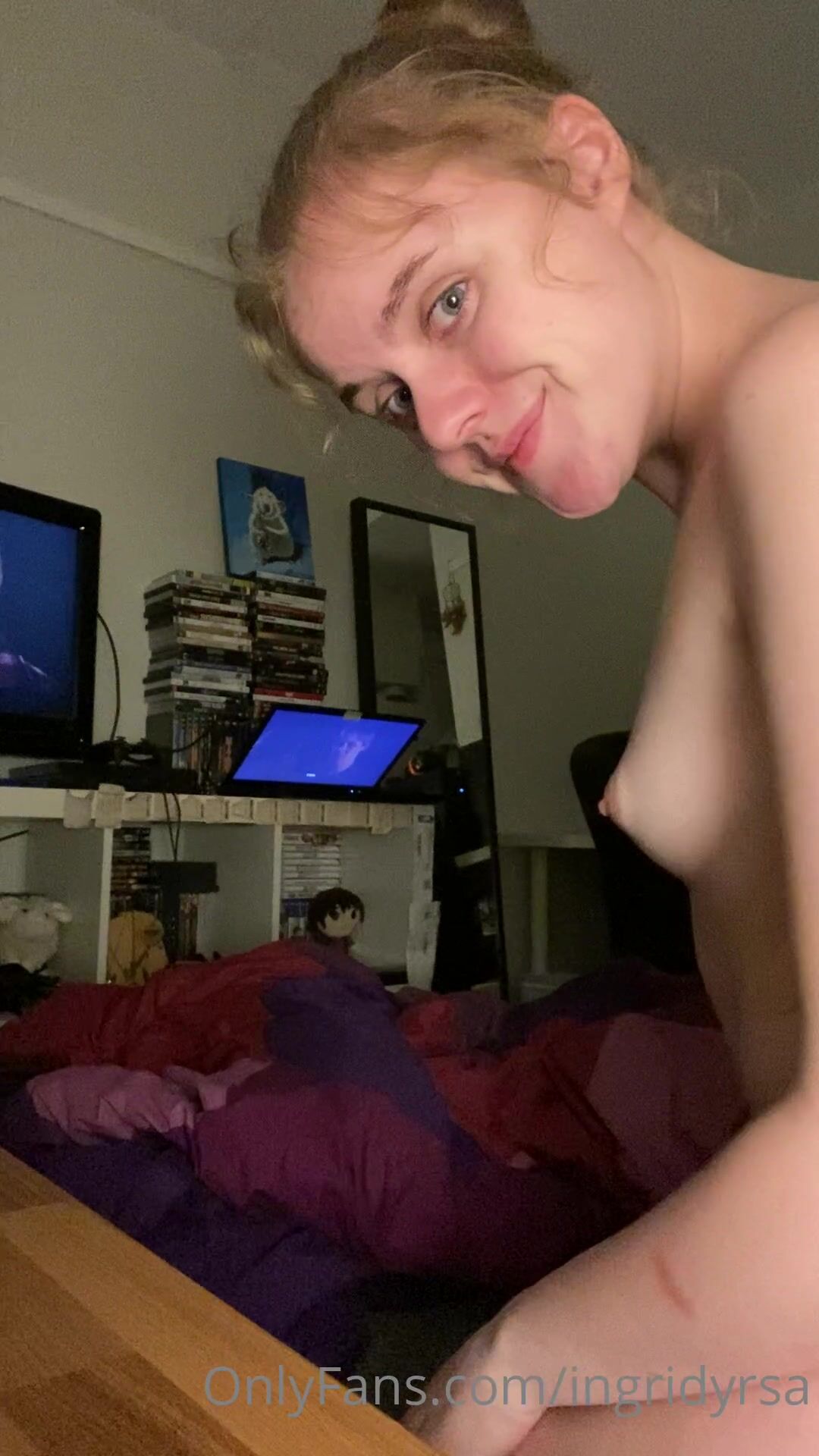 Norwegian girl fingers in bed and twerks