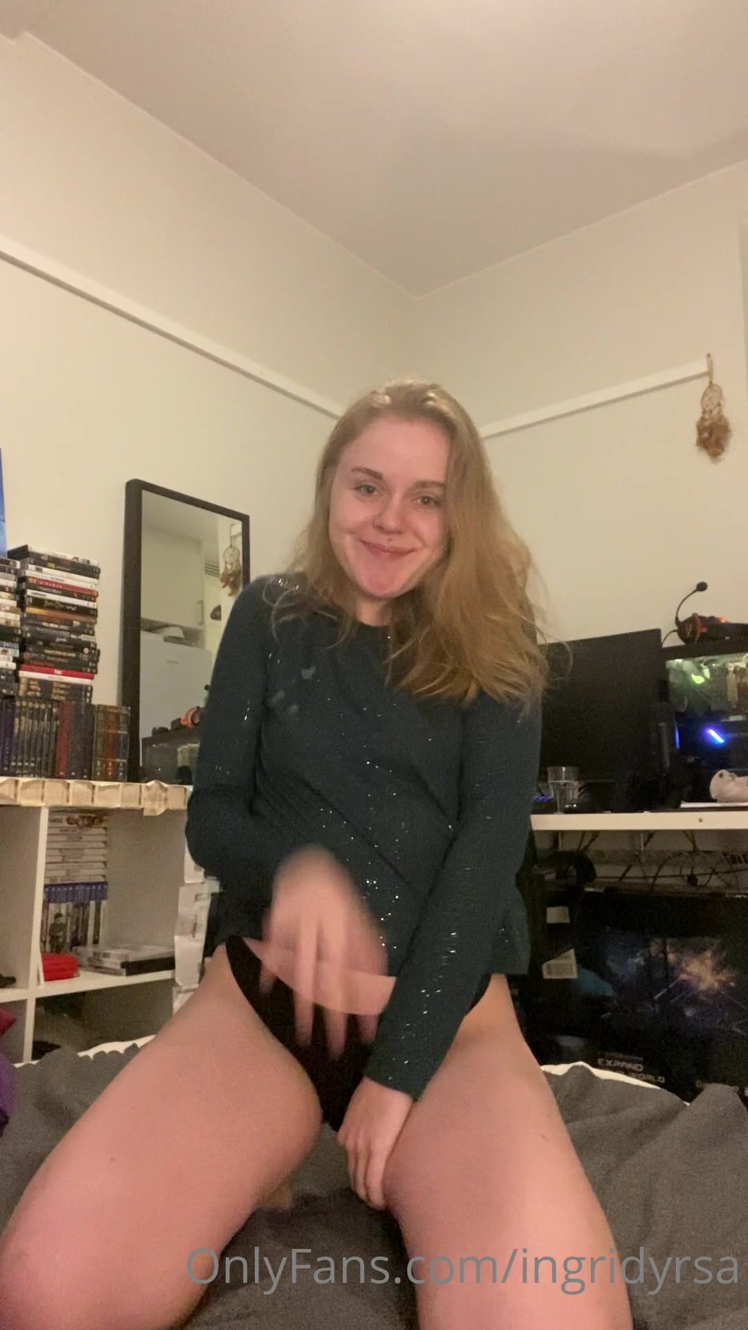 Norwegian gamer girl shows off her body in bed