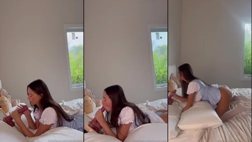 Cecilia Rose – Feuchter Blowjob an einem riesigen Dildo im Schlafzimmer