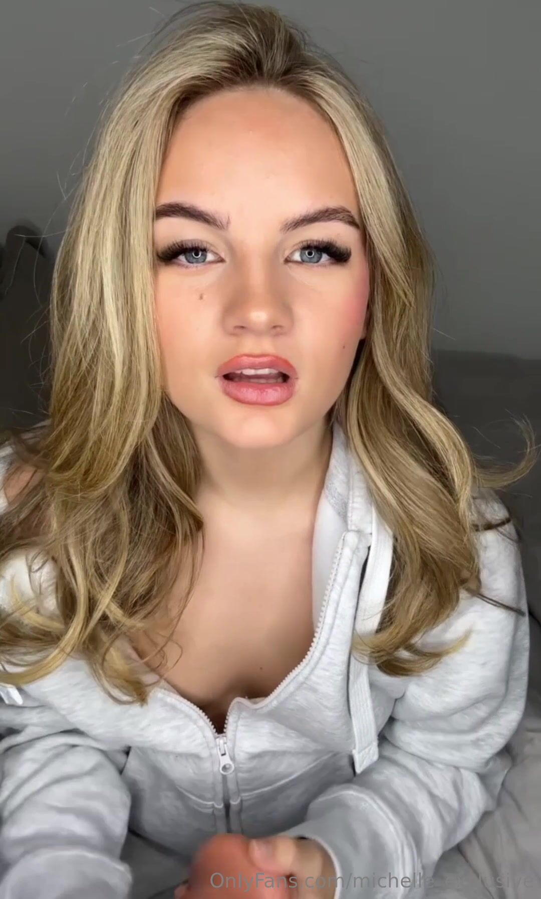 Norwegian michelle_exclusive Sucking Dildo