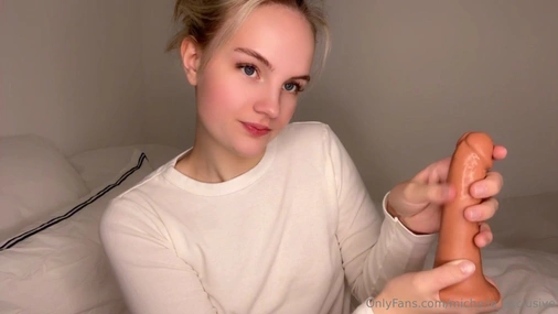 Norwegian michelle_exclusive Dildo Sucking And Flashing Ass