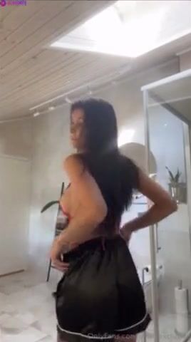 MollyJvip fingers herself