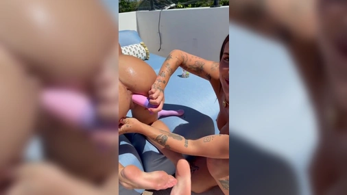 Arikytsya Lesbian Pussy Toying Outdoors