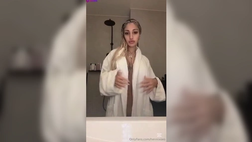 HenniWD Masturbates