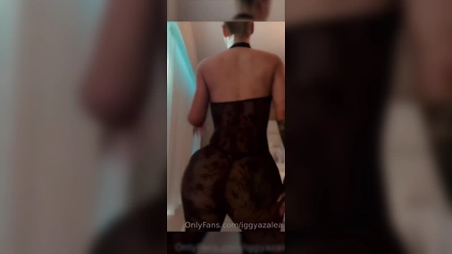 Iggy Azalea ass twerking and clapping