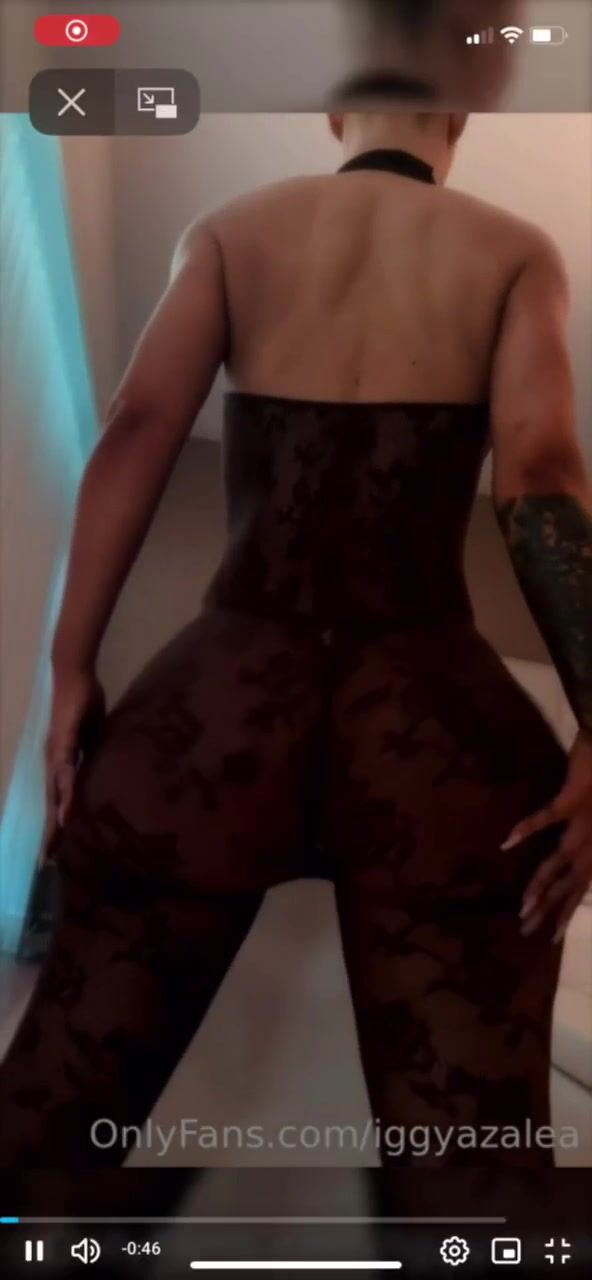 Iggy Azalea ass twerking and clapping
