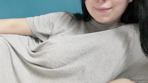 Mini Loonaa Masturbates