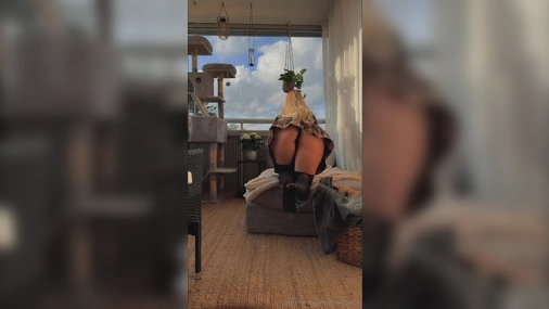 LinnyNova Twerking on balcony