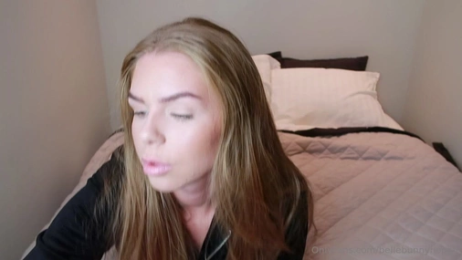Norwegian / Norsk thebellebunny Stripping - Showing her sexy body