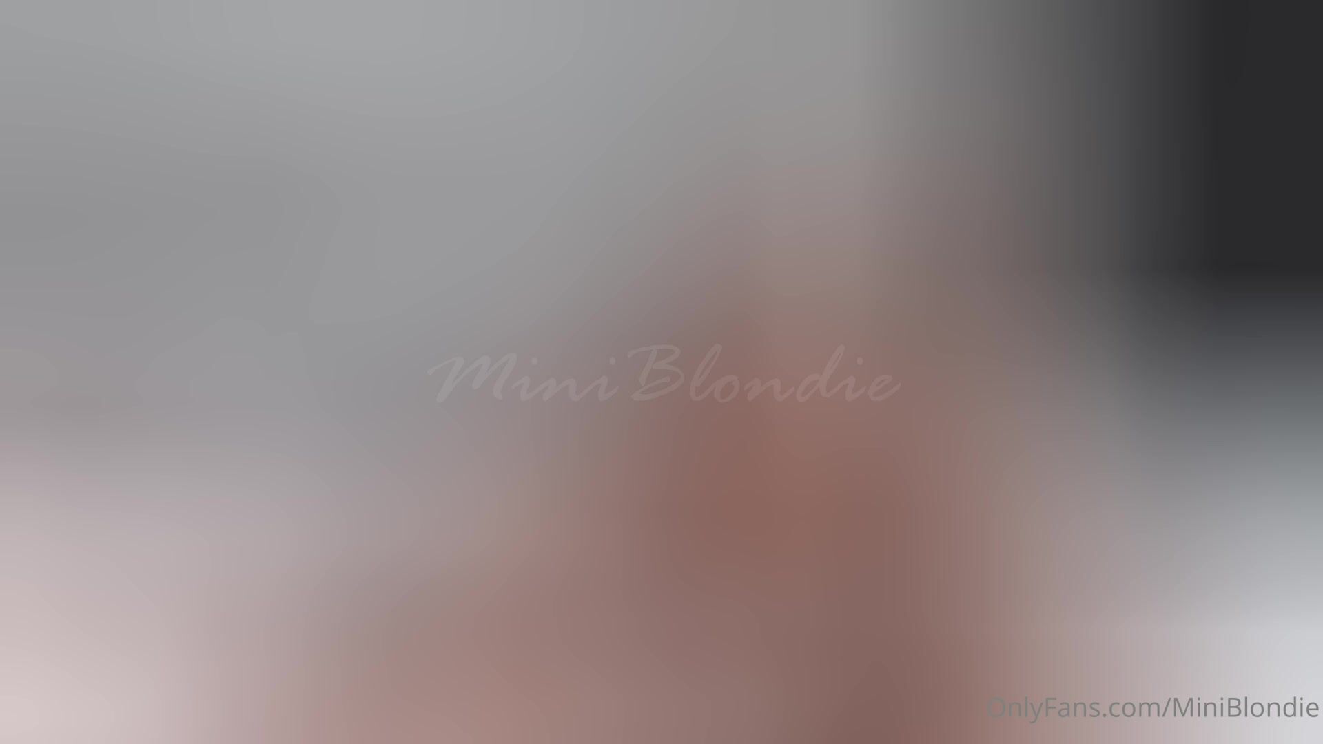 miniblondie (1) Dansk blondine har sex med en heldig ven