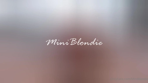 miniblondie Dabsk blondine giver blowjog og sex i alle indgange