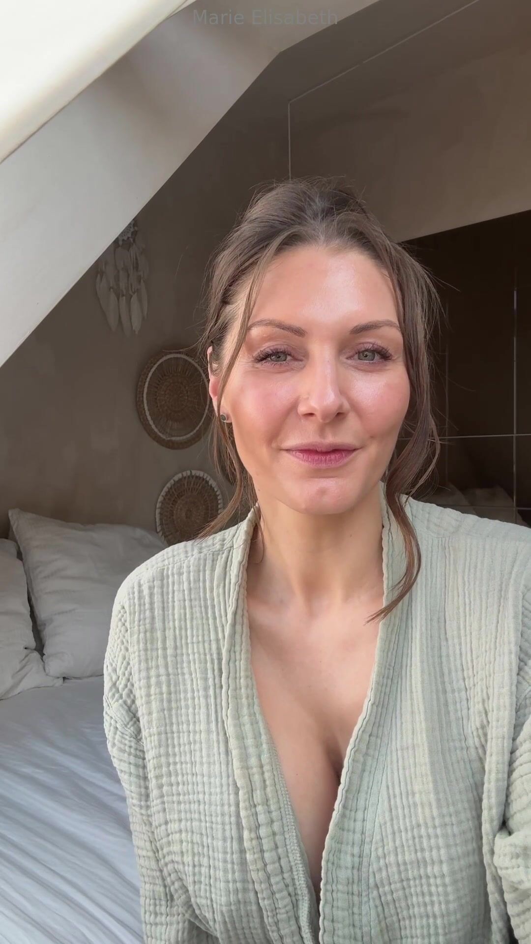 Marie Elisabeth, Dansk onlyfansmodel der laver morgenyoga nøgen