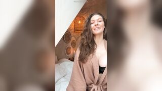 Marie Elisabeth, Dansk kvinde viser nøgen yoga