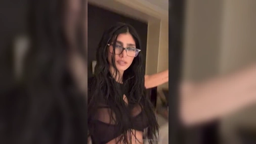 Mia Khalifa 45 Minute Long Teasing On Livestream
