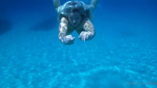 NinaPhoenix free in the ocean