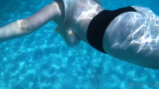 NinaPhoenix free in the ocean