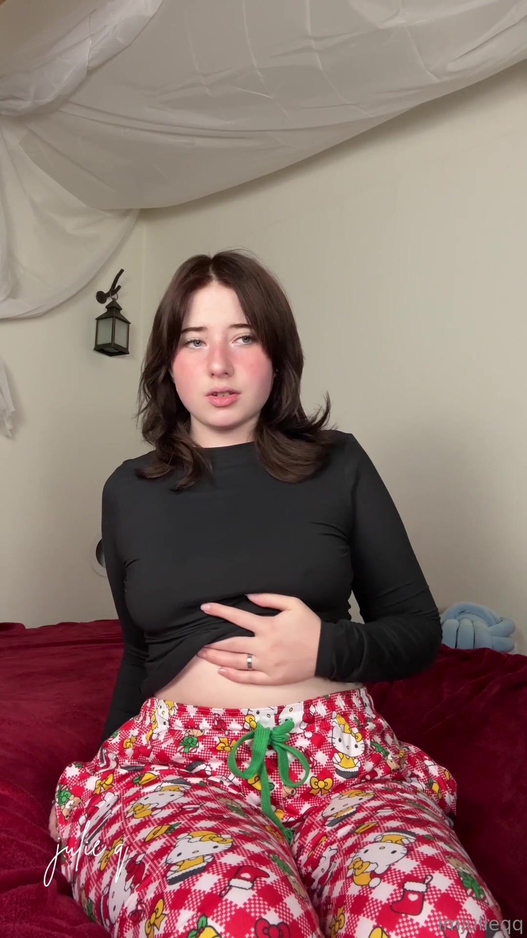 imjuliequeen alone and squirts
