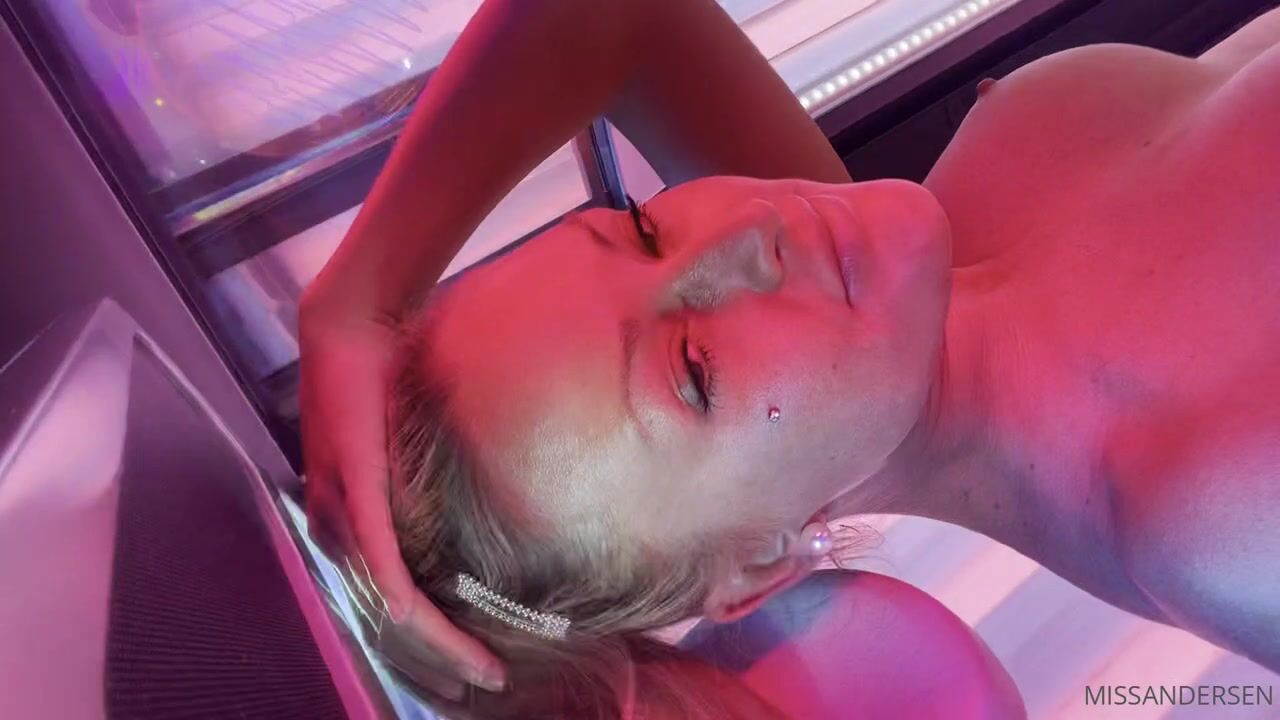 Miss Anderssen Tanning Bed