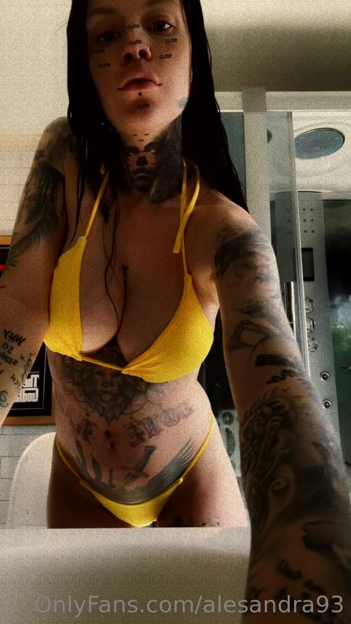 Alesandra93-iceiicebaby bikini tits flash