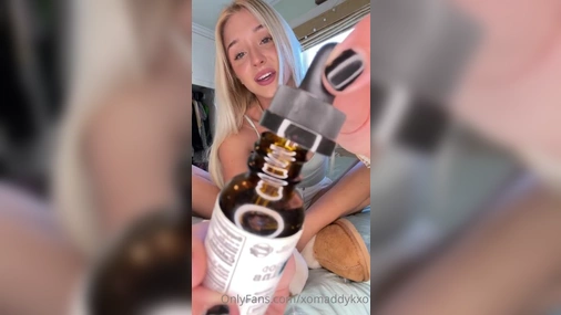 XOMaddyKXO Takes Off Her Slippers To Tease With Her Bare Feet