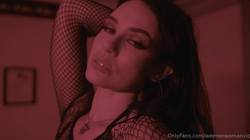 Weenerwomanvip Teasing In Fishnet
