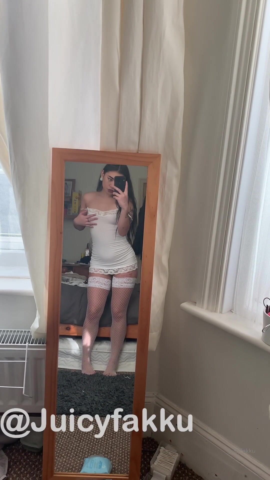 JuicyFakku Masturbates In The Mirror
